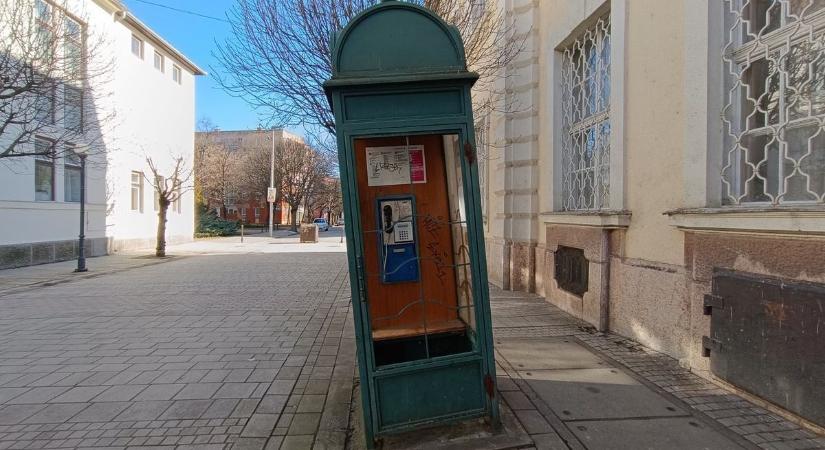 Sokan találgatták, mi lesz a ferde telefonfülkével, most végre eldőlt a sorsa