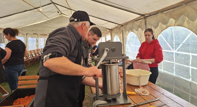 Két disznót vágtak, az utolsó falatig elfogyott minden a falusi lakomán
