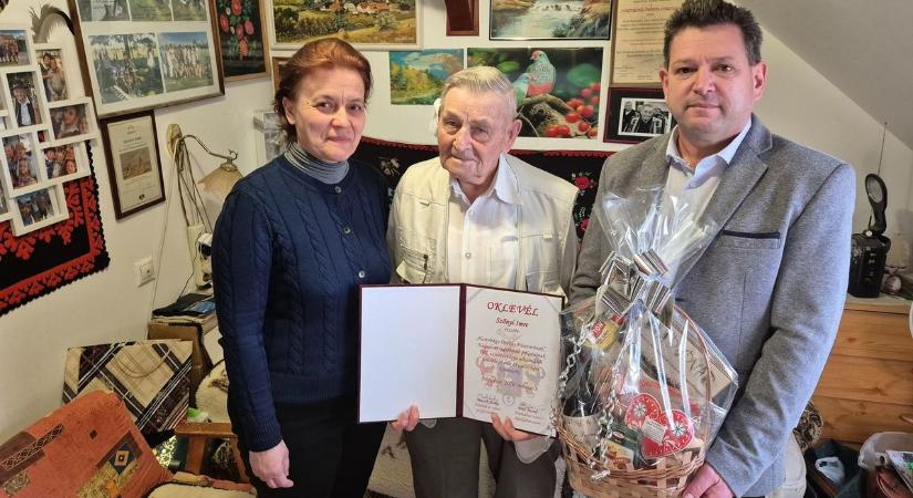 102 éves Nádudvar legidősebb lakója, Imre bácsi a mai napig piacra jár