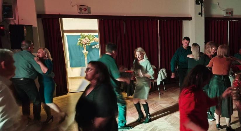 Hatalmas buli volt Csökmőn: megtelt a tánctér az első nőnapi batyus mulatságon