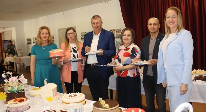 Ilyen jól sikerült a zalai kisváros desszertmustrája – a Mestercukrász-győztes rendőrszóvivő szervezte (galéria, videó)