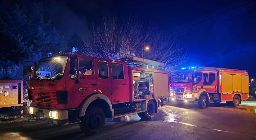 Tűz Taktaharkányban, a tetőszerkezet teljesen lángra kapott