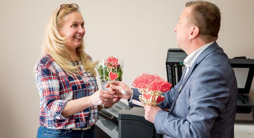 Ömlöttek a virágok a nőkre ebben a borsodi városban - fotókkal