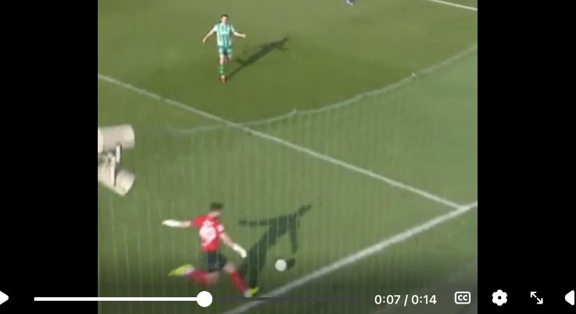 Amikor nézed a meccset otthon, és egyszer csak arcon vág a labda a tv-ből - videó