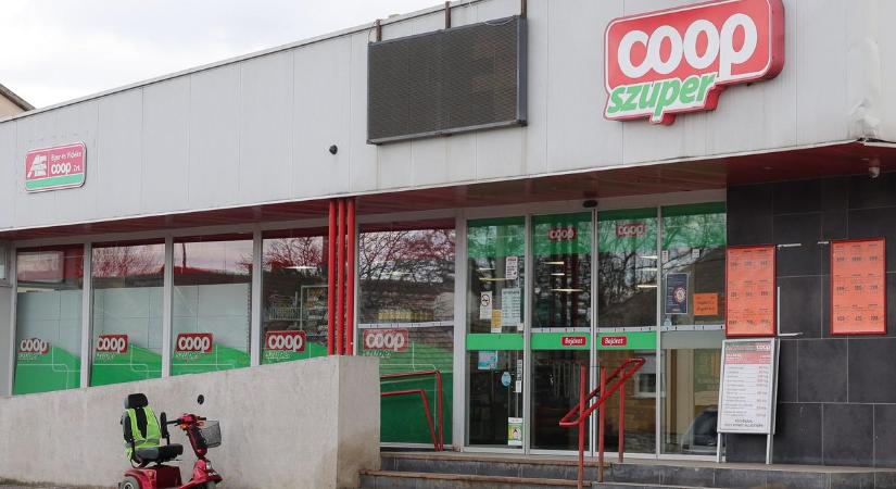 A lajosvárosi Coop után most újabb búcsúzik a vevőktől