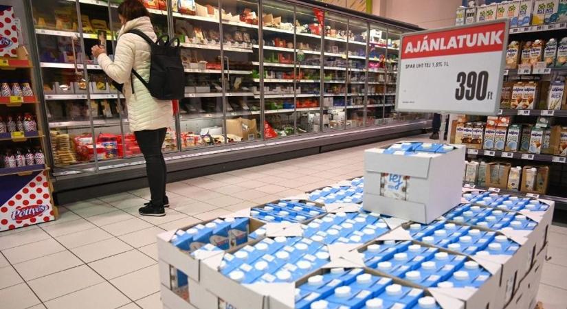 Elárasztotta a külföldi tej a magyarországi boltokat, fellázadtak a gazdák: április 1-től nagy változás jöhet a polcokon