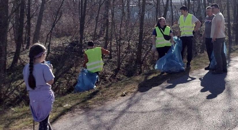 Szégyenletes, amit az utak mentén találtak: közel 100 mázsa hulladékot szedtek össze Marispusztánál