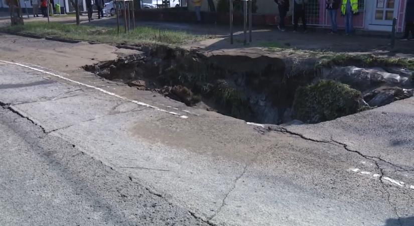 Alig hiszünk a szemünknek: hatalmas kráter maradt a csőtörésben elnyelt autó után Budapesten