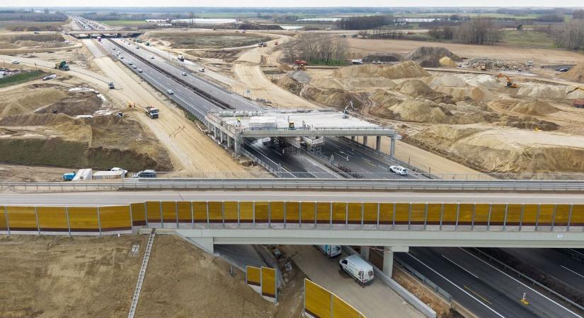 Félpályás korlátozásra számíthatnak az autósok az M5-ösön, lebontják a régi hídszerkezetet