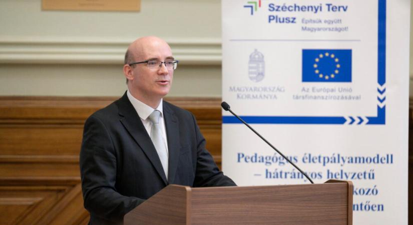 A pedagógusi pályát a béremelés és a képzési szerkezet átalakítása is vonzóvá teszi