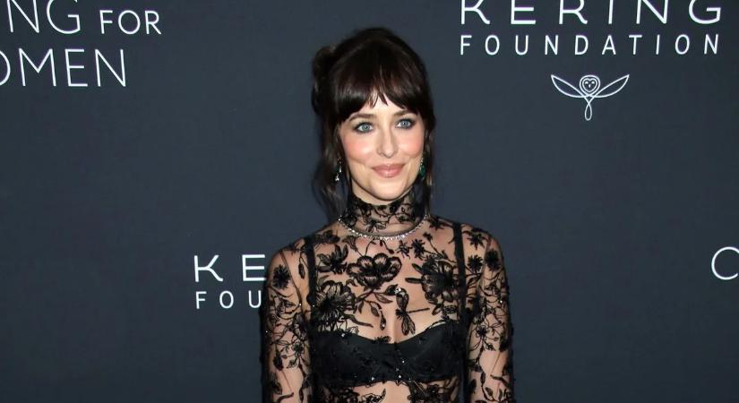 Minden gátlást ledobott: Dakota Johnson melltartó nélkül pózolt