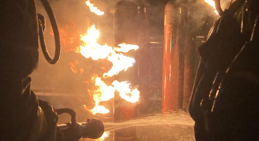 Egymás után csaptak fel a lángok Fejérben, mindenkit figyelmeztetnek a szakemberek