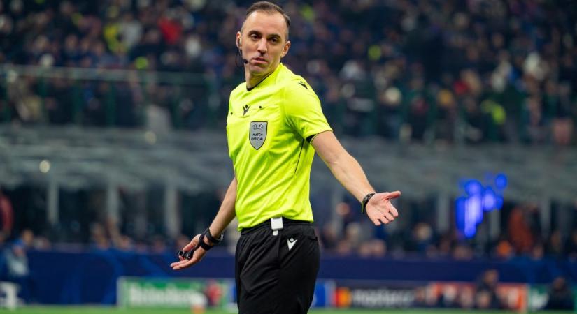 Lesprintelte a bíró a visszafutó focistát a góllal végződő akciónál