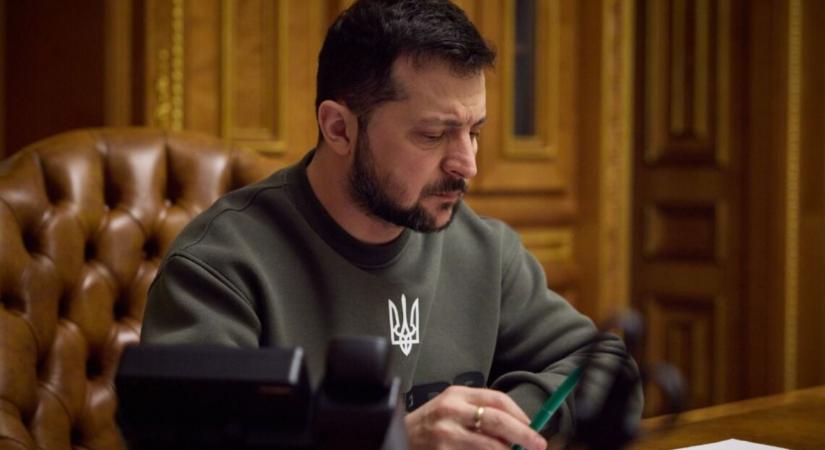 Egy év halasztást kapnak a 18-24 szerződés lejárta után a fiatalok, Zelenszkij aláírta a garanciákról szóló törvényt