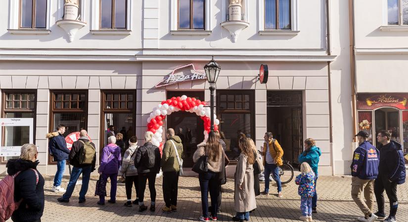 Megújult Pizza Hut nyílt Eger belvárosában