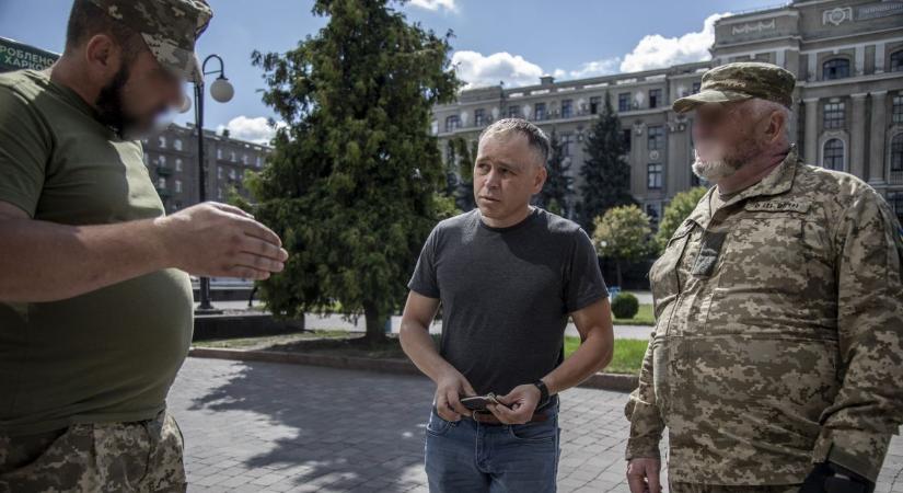 Autósüldözés Ukrajnában: civilek szabadítottak ki egy férfit az emberrablók markából