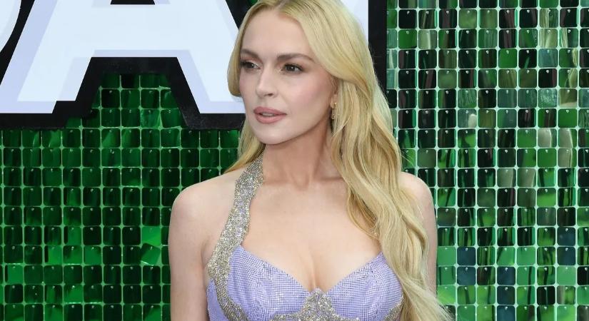 Szőkésvörös haj, brutál hajlatok, dögös mellek – Lindsay Lohan most tényleg tarol a képeivel