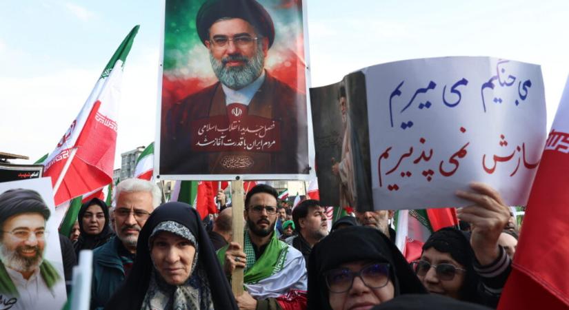 Az izraeli külügyminisztérium véreskezűnek minősítette Modzstaba Hameneit