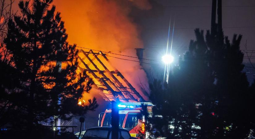 Porig égett egy ház Kádártán, segítséget kérnek a földönfutóvá vált család rokonai