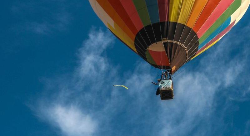 Hőlégballon zuhant a buszmegállóba – egy nő meghalt