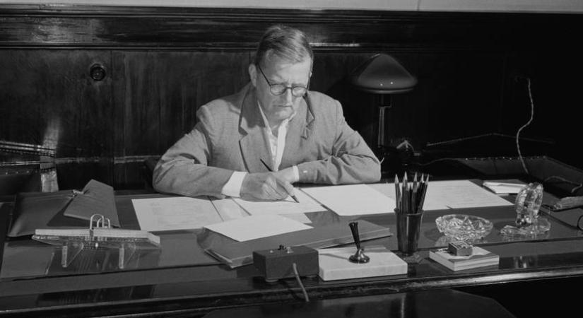 Annyira félt a titkosrendőrségtől, hogy a lépcsőházban, becsomagolt bőrönd mellett aludt a zeneszerző