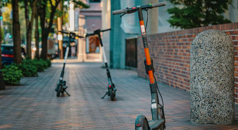 Ittas állapotban pattant elektromos rollerre, büntetés lett a vége (videó)