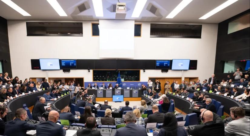 Még a Fideszből is igent tudtak mondani az EP-ben a menekültügyi csomag hiányzó eleménél
