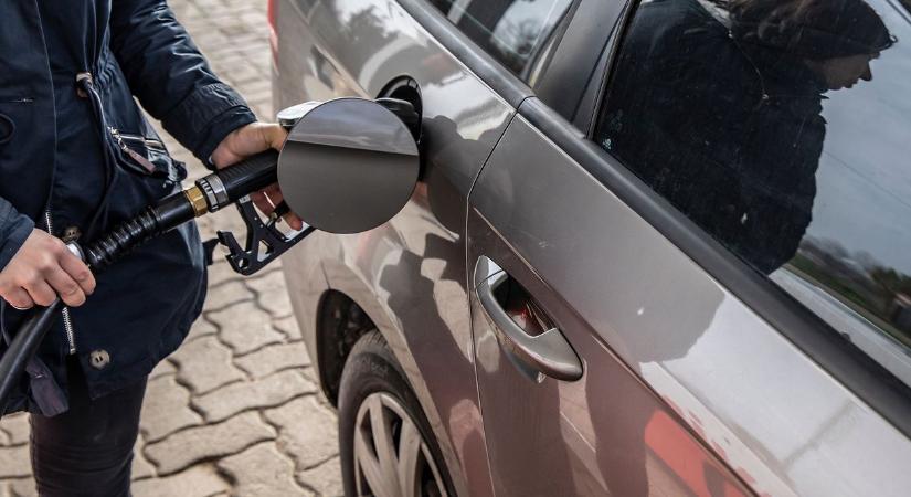 A kormány csökkenti az üzemanyagok jövedéki adóját és megtiltja az exportot