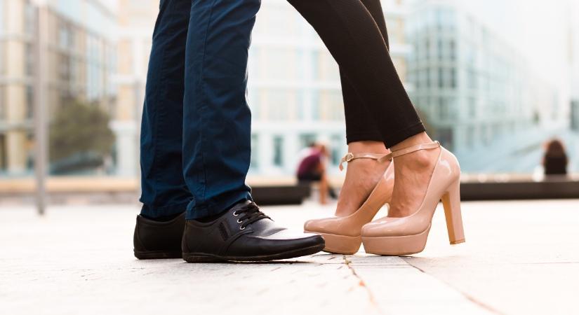 Nem bírt magával a szerelmes pár, egy kávézóban estek egymásnak – kamera rögzítette