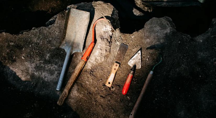 Felfoghatatlan borzalom a szomszédban – ékszerekkel díszített nőket és gyerekeket mészároltak le a folyóparton