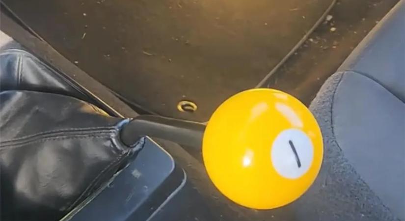 Bevittek egy autót a szervizbe, ami kiderült, attól a szerelő is sokkot kapott