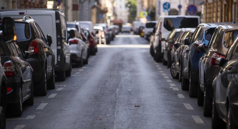 Vandál fiatalok rugdosták össze hajnalban az Újbudán parkoló autókat