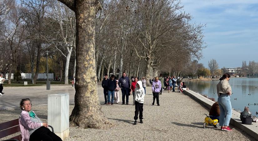 Fátyolfelhők jönnek, de marad a tavasz