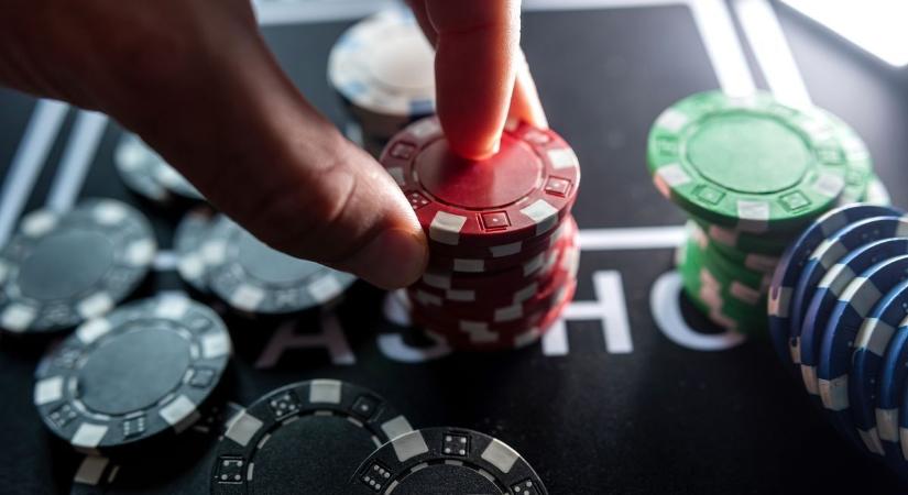 Lebukott az illegális pókerbarlang Veszprémben: százezreket foglalt le a rendőrség (videó)