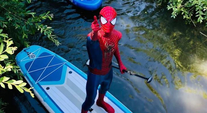 Feladta a régi munkáját, hogy Pókemberként keresse a kenyerét