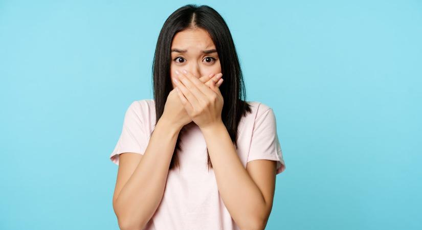 Felejtsd el a lélegzetvisszatartást és a vízivást: Ez a zseniális trükk 10 másodperc alatt megállítja a csuklást