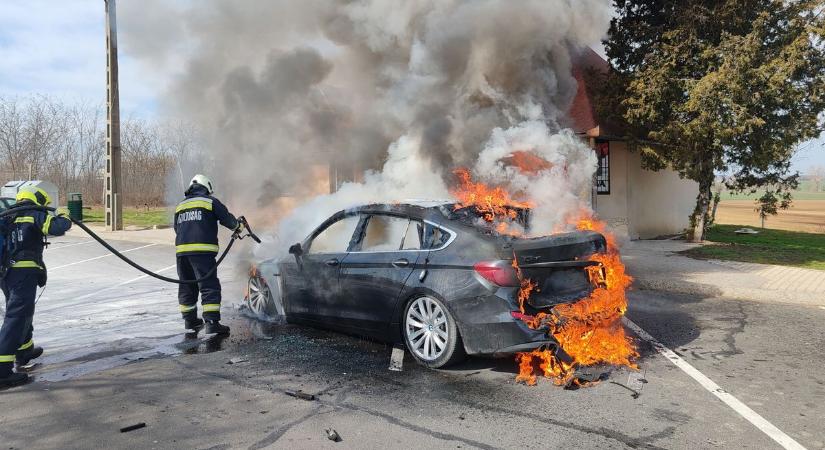 Pillanatok alatt lángba borult egy autó az M3-as autópályán