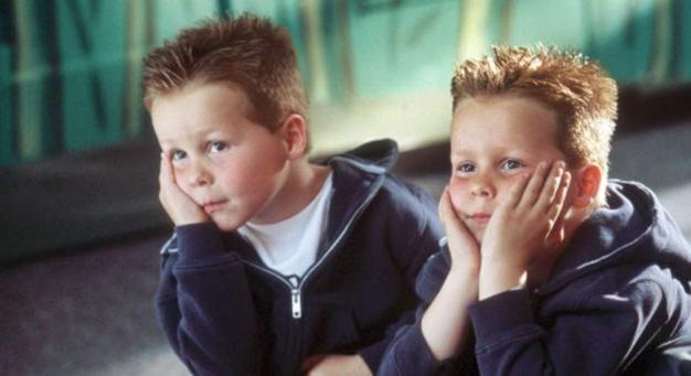 Emlékszel még a Tucatjával olcsóbb cuki ikerpárjára? Hihetetlen jóképű pasik lettek!