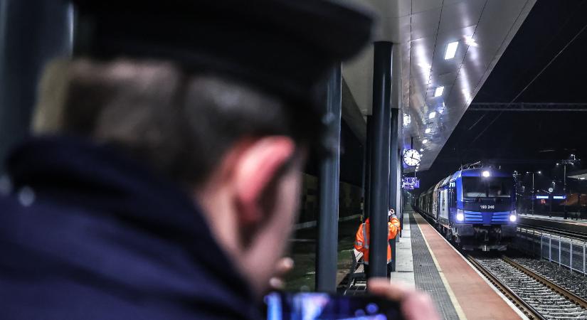 Úgy indult el a teherforgalom a csilliárdokért épül Budapest-Belgrád vasútvonalon, hogy még le sem zárták a műszaki ellenőrzést