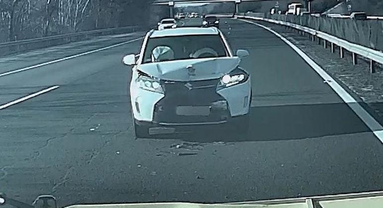 Szinte fékezés nélkül rohant bele a suzukis az útfenntartók védőjárművébe – videó