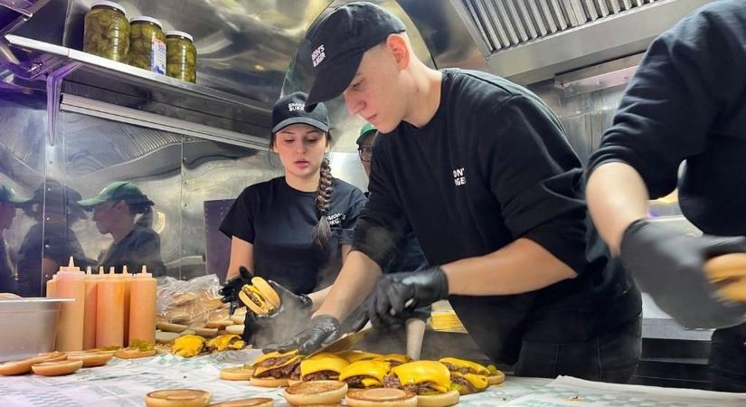 Külföldön nyitotta meg új egységét a Győrben is népszerű hamburgerező