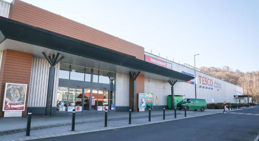 Felháborító parkolás a szerencsi Tesco parkolójában
