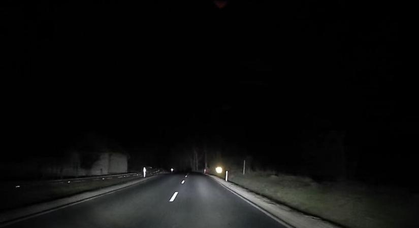 Veszélyes pillanatok az esti vezetés során Putnok közelében