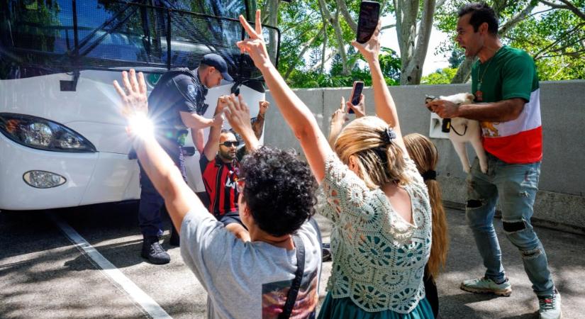 A busz elé feküdve próbálták megakadályozni, hogy a reptérre vigyék az iráni női labdarúgókat