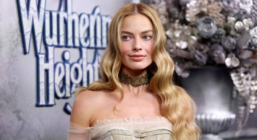 Margot Robbie rövid hajjal ment a párizsi divathétre: mindenkit meglepett új külsejével