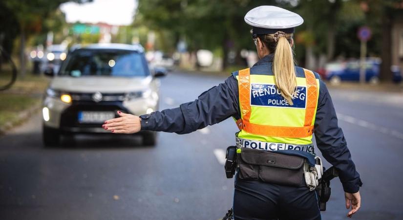 Sorra állították meg az autókat a gyöngyösi rendőrök