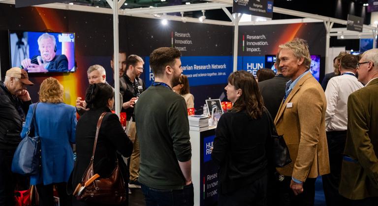 Magyar kutatók a világűr kapujában, óriási érdeklődést váltott ki a londoni bemutató