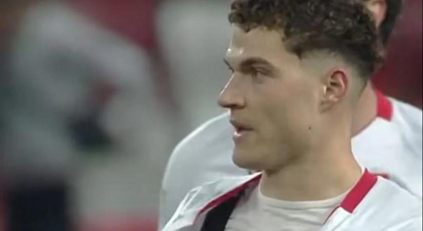 Videó: a Honvéd játékosa széttépte a mezét, majd mutogatni kezdte a bírónak