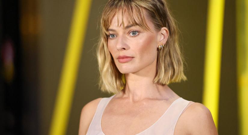Margot Robbie megvált a hosszú fürtjeitől! – merész rövid hajjal hódított a párizsi divathéten