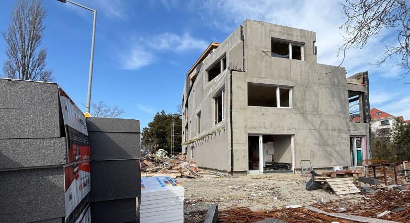 Itt épülhetnek új szállodák Balatonfüreden: az egyik helyszínen már gőzerővel dolgoznak (galéria)